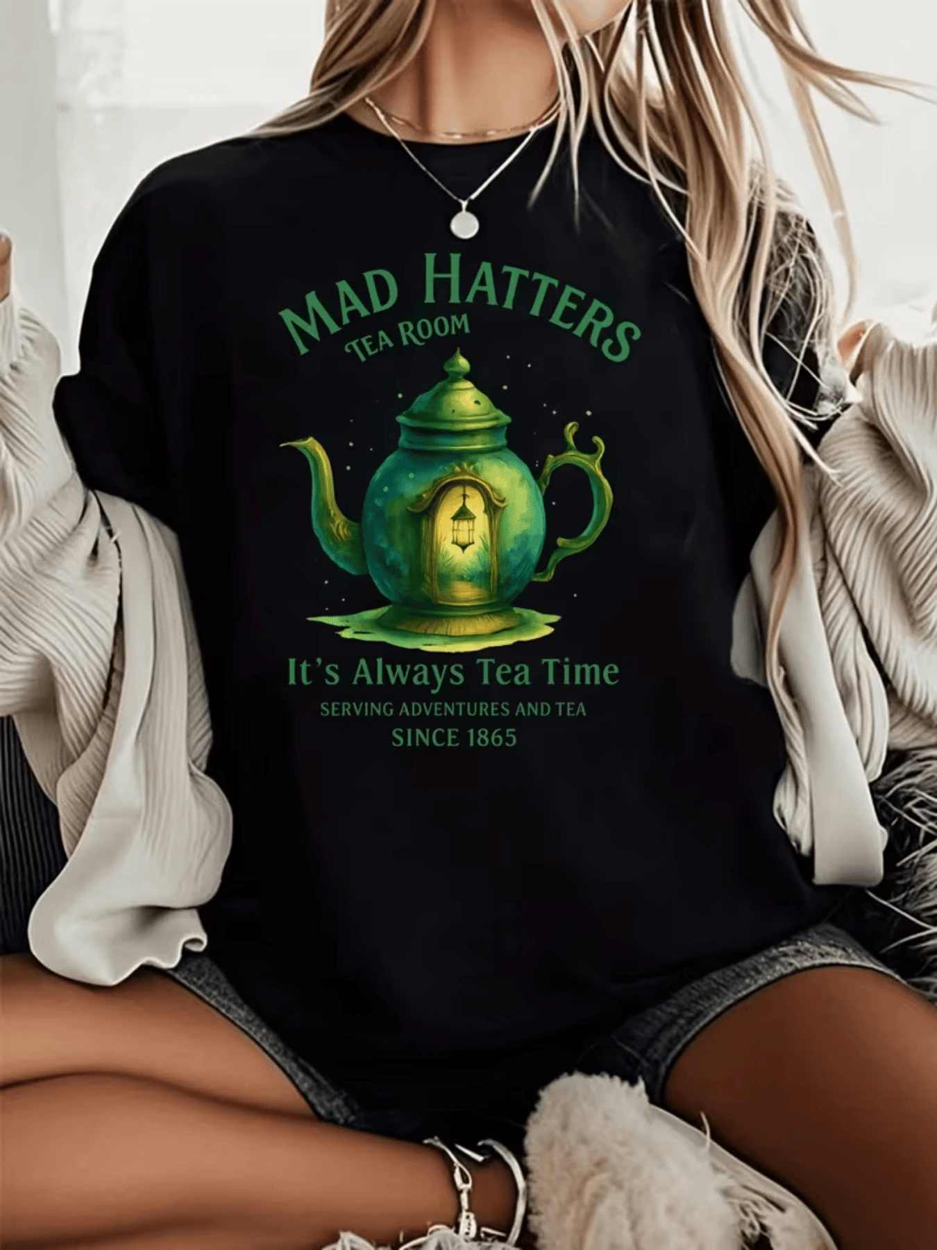 Tetera verde iluminada simboliza la calidez de compartir experiencias mientras el resplandor invita a momentos mágicos de charla y amistad con aroma de té eterno camiseta de mujer casual moderna cómoda para diario - Negro - Ver 1