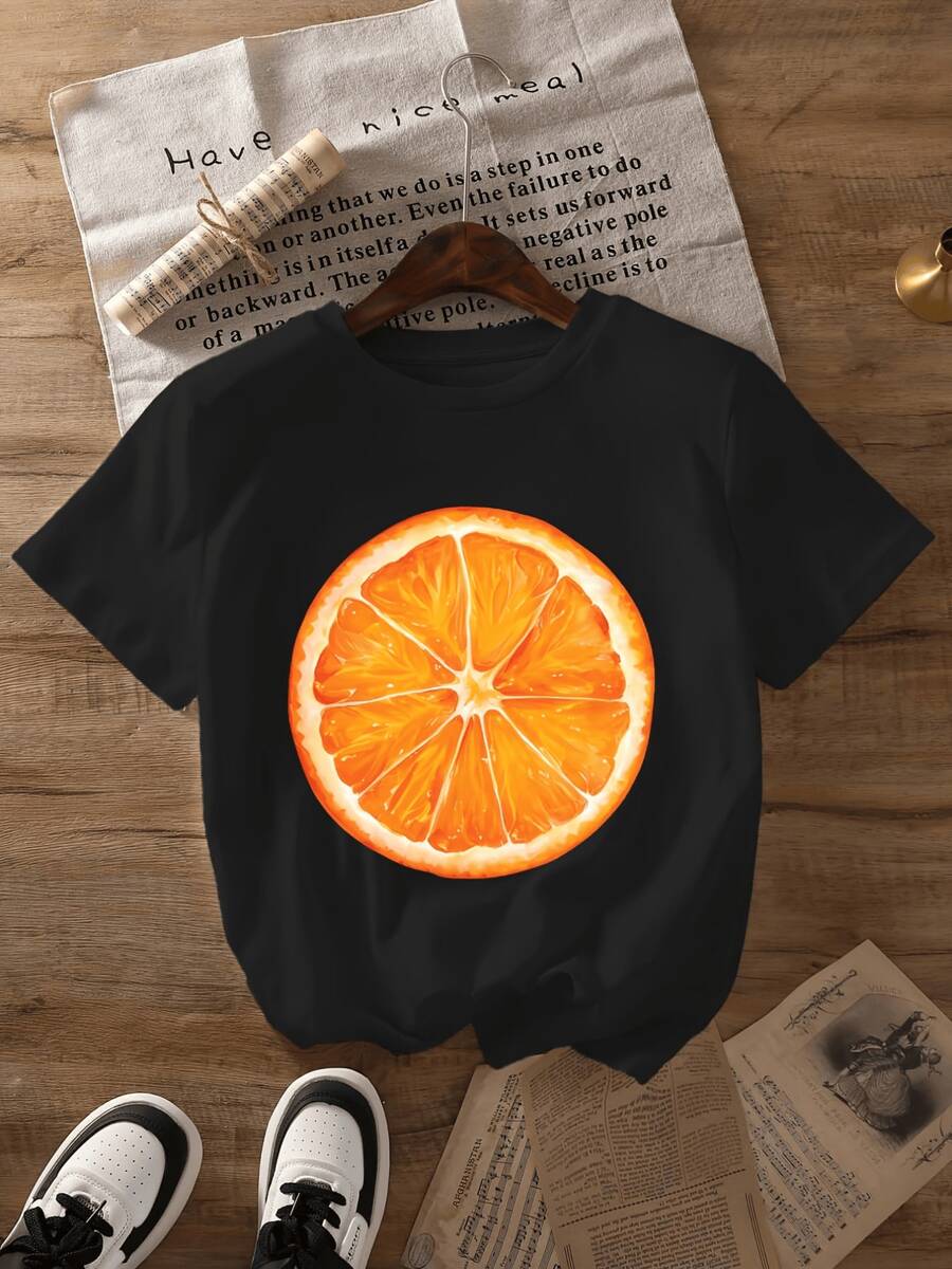 Una rebanada de naranja brillante simboliza vitalidad frescura energía y alegría tropical perfecta para transmitir optimismo en cada momento camiseta de mujer casual cómoda y moderna - Negro - Ver 1