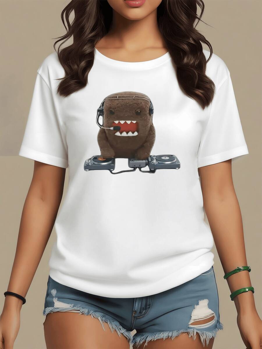 Figura de pequeño monstruo marrón tocando música con auriculares y consola de DJ transmitiendo energía divertida y espíritu libre ideal para amantes del ritmo camiseta de mujer moderna casual - Blanco - Ver 1