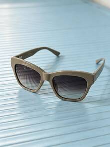 Celine Men's And Women's Identical Fashion Glasses, Fashionable Light Coffee-Colored Frame With Gradient Lenses, Women's Fashion Glasses For Men Glasses, Retro Cat-Eye Design, Lightweight And Comfortable Frame, Suitable For Daily Commuting, Outdoor Outings, Beach Vacations, Versatile Style, And Personalized Accessory, Compatible With Various Dressing Styles, Easily Creating An Atmosphere-Enhancing Look. Model Number: CL40253F-59F 55. - Light Grey - View 6
