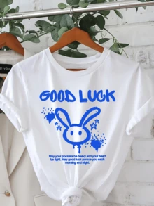Conejo azul rodeado de estrellas que simboliza la buena suerte y la esperanza con mensaje positivo para atraer fortuna y alegría diaria camiseta de mujer casual moderna cómoda para verano - Blanco - Ver 1