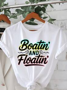 Frase divertida Boatin' and Floatin' que evoca libertad alegría veraniega y aventuras náuticas en el mar con energía tropical y espíritu libre camiseta de mujer casual cómoda para uso diario - Blanco - Ver 6