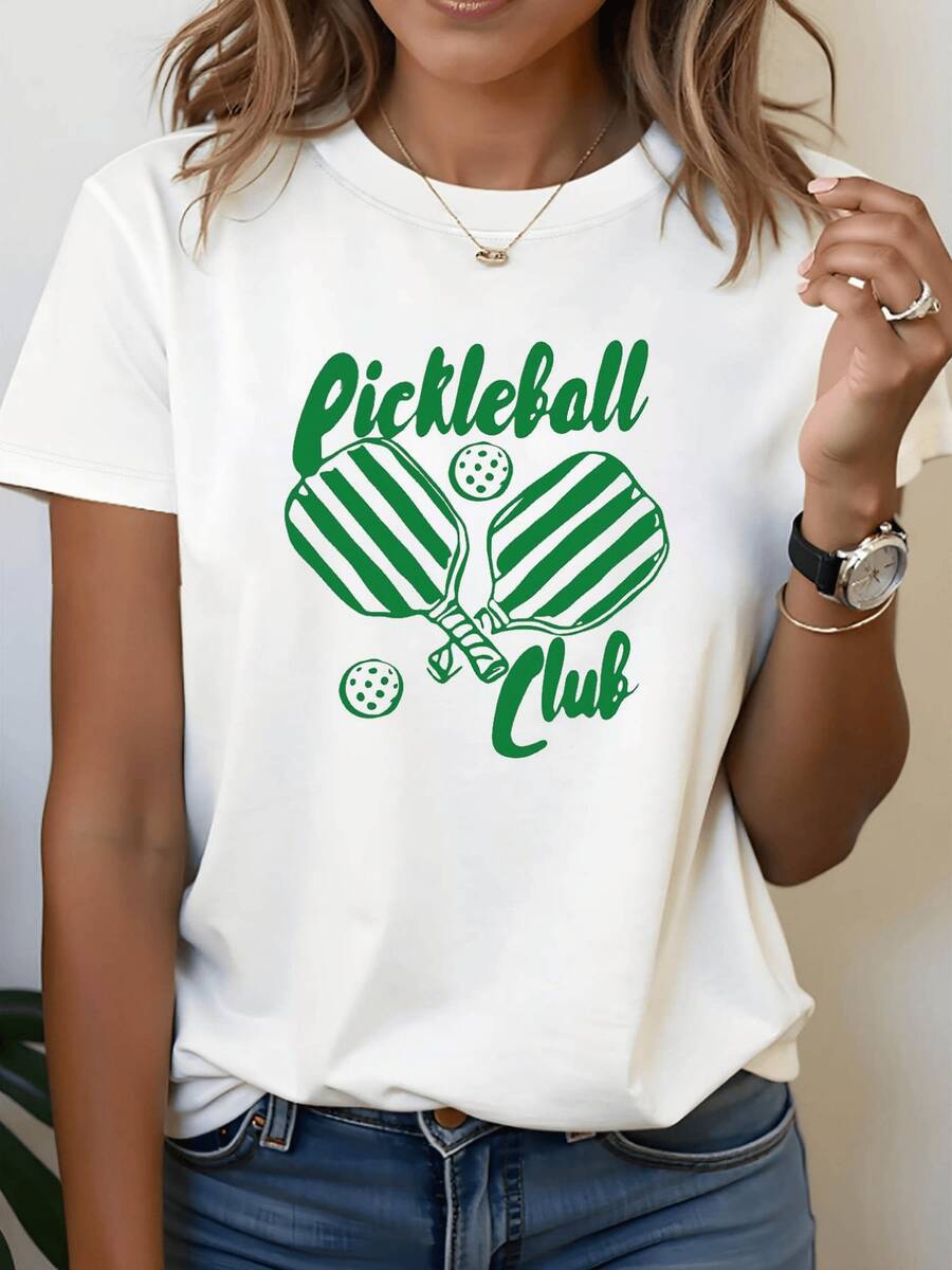 Dos palas verdes cruzadas con una pelota simbolizan energía trabajo en equipo y pasión por el deporte camiseta de mujer cómoda moderna y casual ideal para amantes del pickleball - Blanco - Ver 1