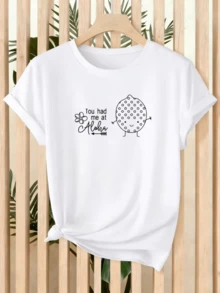 Un limón feliz con pequeños puntos expresa alegría y energía junto a una flor tropical y la palabra Aloha evocando el espíritu cálido del verano en una tipografía encantadora camiseta de mujer casual y cómoda para días soleados - Blanco - Ver 1
