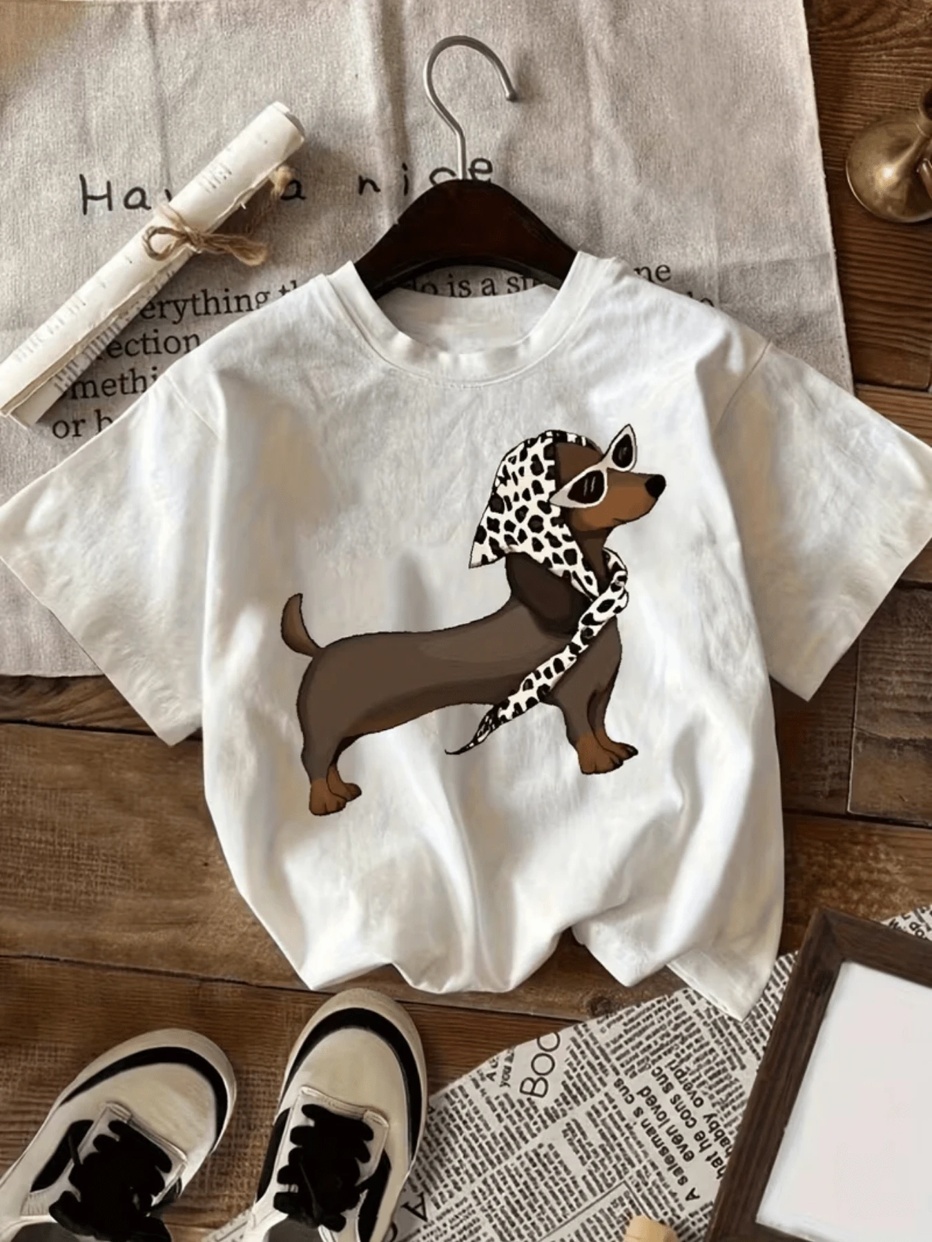 Stylish Dachshund With Glasses And Spotted Bandana Expressing Confidence, Joy, And A Touch Of Humor In Its Modern Attitude. Comfortable Casual Women's T-Shirt For Everyday Wear. - 白色 - 查看 1
