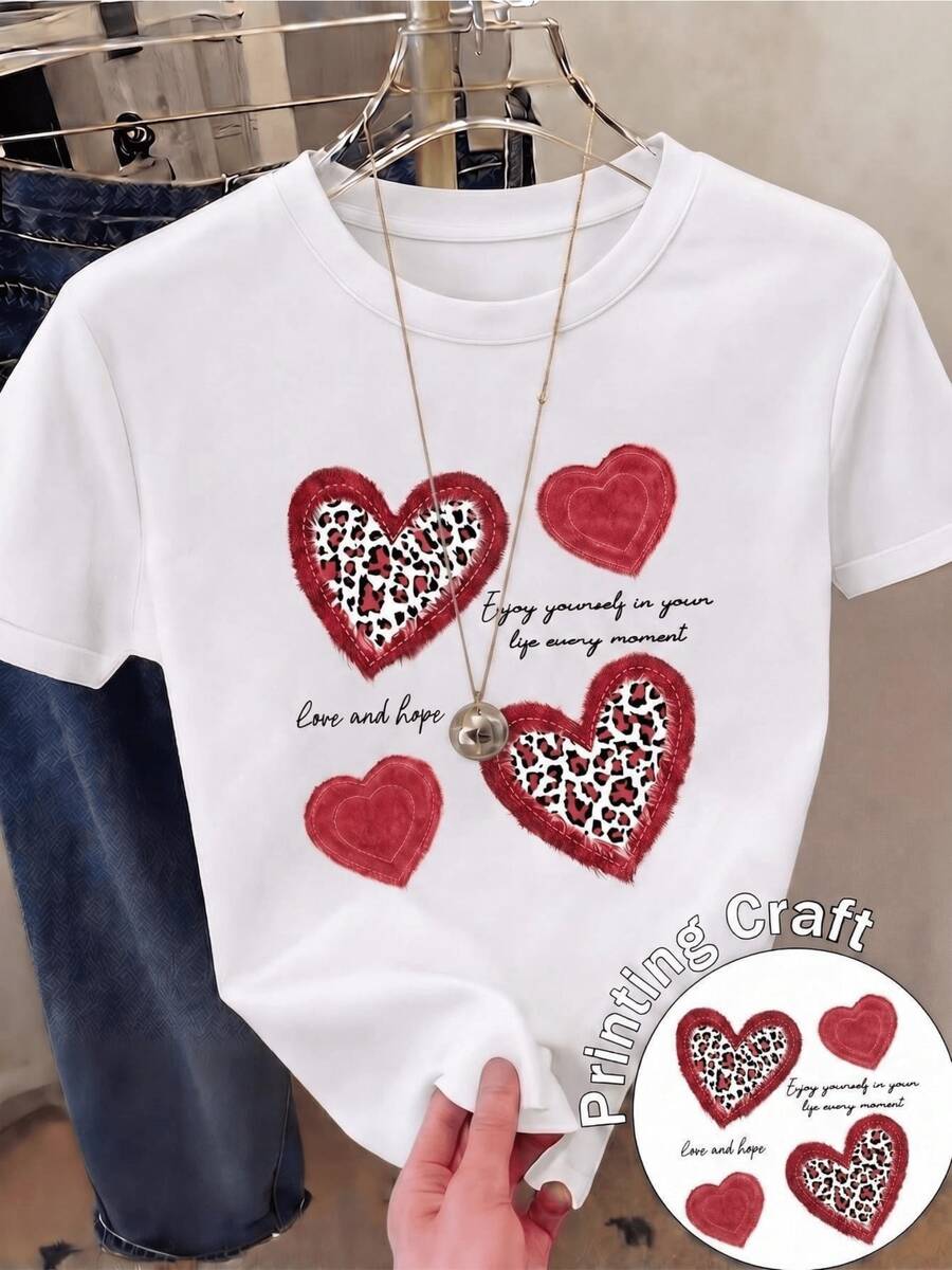 Red Hearts With Animal Print Expressing Love, Hope, And Positive Energy, Showcasing A Cheerful Spirit With Motivational Phrases To Enjoy Every Moment. A Modern And Comfortable Casual Women's T-Shirt. - 白色 - 查看 1