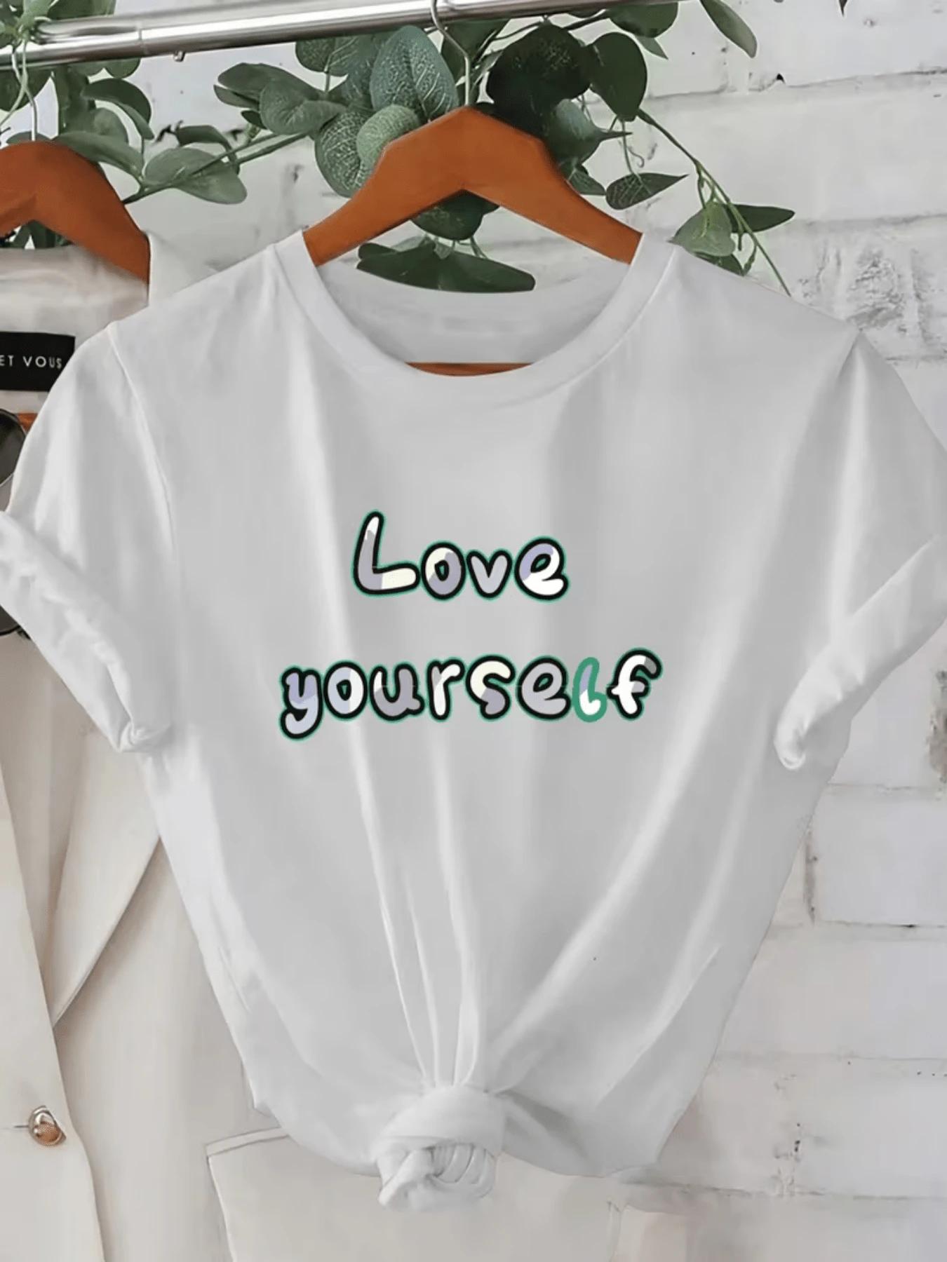 Positive Message Encouraging Self-Love With Large Letters And A Green Outline That Convey Optimistic Energy And Confidence. Comfortable Casual Women's T-Shirt For Everyday Wear And Relaxed Outings. - 白色 - 查看 1