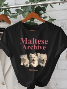 Tres adorables perritos malteses corriendo juntos transmiten alegría pureza y ternura creando una sensación de amistad sincera y energía positiva camiseta de mujer casual con estampado moderno y cómodo - Negro - Ver 6