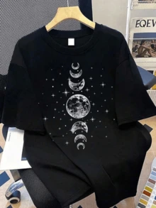 Mystical Symbol Of Lunar Phases Representing The Cycle Of Life And The Connection Between Celestial Energy And Nature With Stars Shining In The Dark. Comfortable, Modern Casual Women's T-Shirt - 黑色 - 查看 1