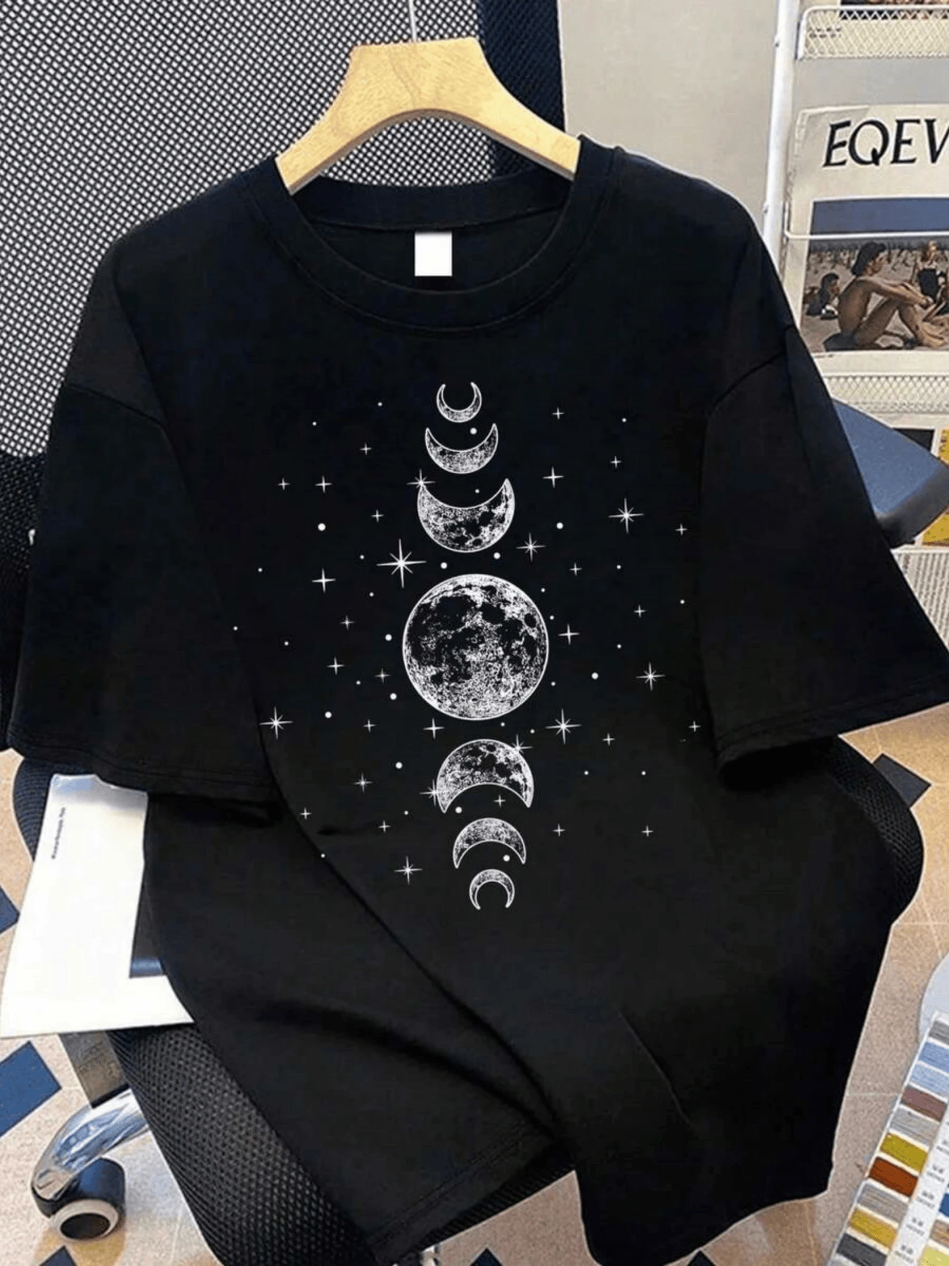 Mystical Symbol Of Lunar Phases Representing The Cycle Of Life And The Connection Between Celestial Energy And Nature With Stars Shining In The Dark. Comfortable, Modern Casual Women's T-Shirt - 黑色 - 查看 1