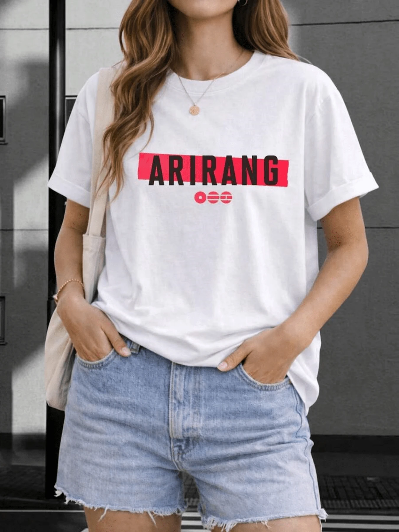 Palabra ARIRANG inspirada en una conexión cultural y emocional que representa unidad esperanza y ritmo interior en colores rojos vivos sobre fondo claro camiseta de mujer moderna casual cómoda y perfecta para uso diario - Blanco - Ver 1