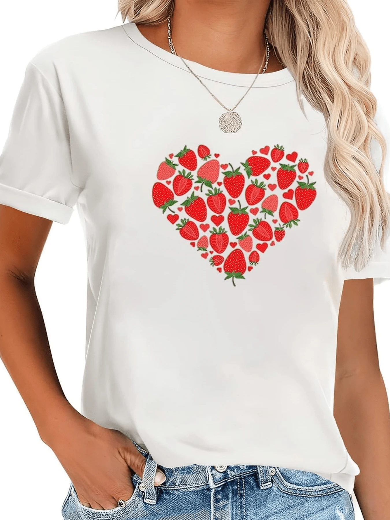 Corazón formado por fresas rojas y hojas verdes que simboliza ternura amor natural y frescura veraniega perfecta para expresar dulzura y alegría camiseta de mujer casual moderna cómoda - Blanco - Ver 1