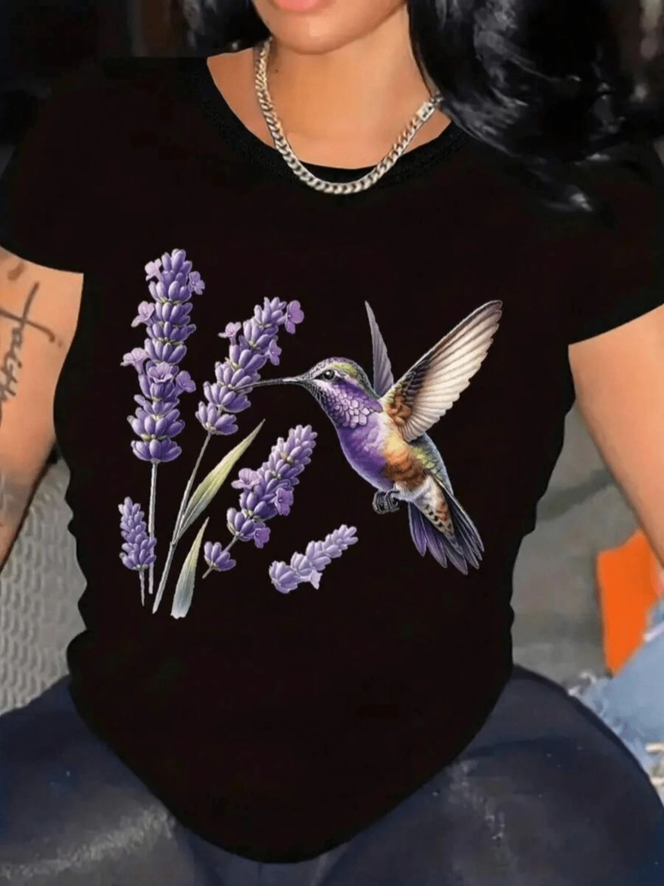 Colibrí colorido alimentándose de delicadas flores de lavanda que simbolizan la armonía la energía positiva y la conexión con la naturaleza camiseta de mujer casual moderna cómoda - Negro - Ver 1