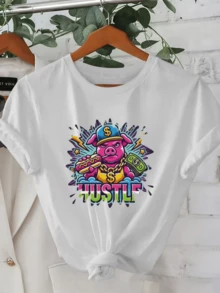 Urban Pig Wearing A Blue Money Cap, Holding A Hot Dog And Banknotes, Represents Energy, Hard Work, And Youthful Joy. Casual, Comfortable, And Modern Women's T-Shirt. - 白色 - 查看 1
