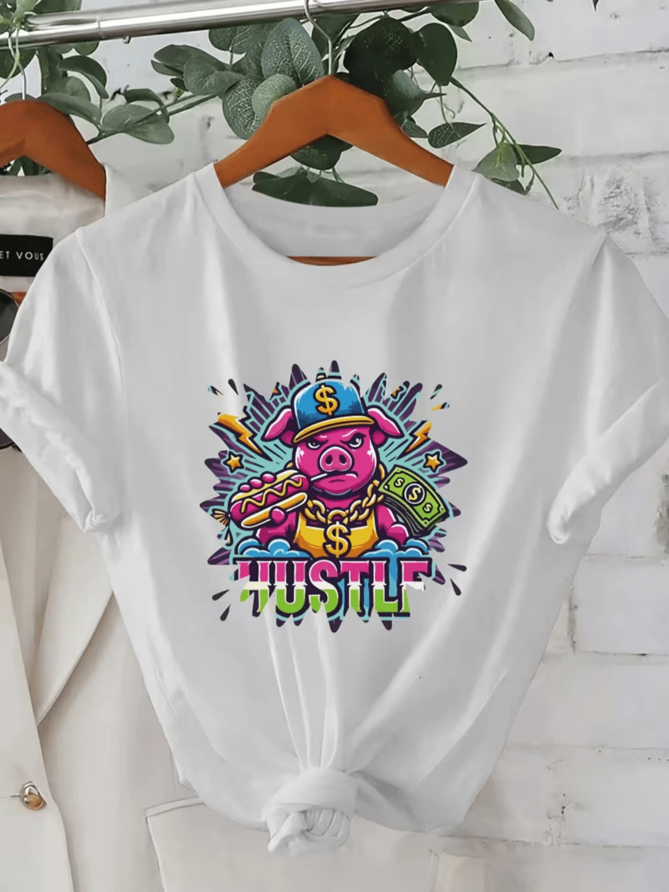 Urban Pig Wearing A Blue Money Cap, Holding A Hot Dog And Banknotes, Represents Energy, Hard Work, And Youthful Joy. Casual, Comfortable, And Modern Women's T-Shirt. - 白色 - 查看 1