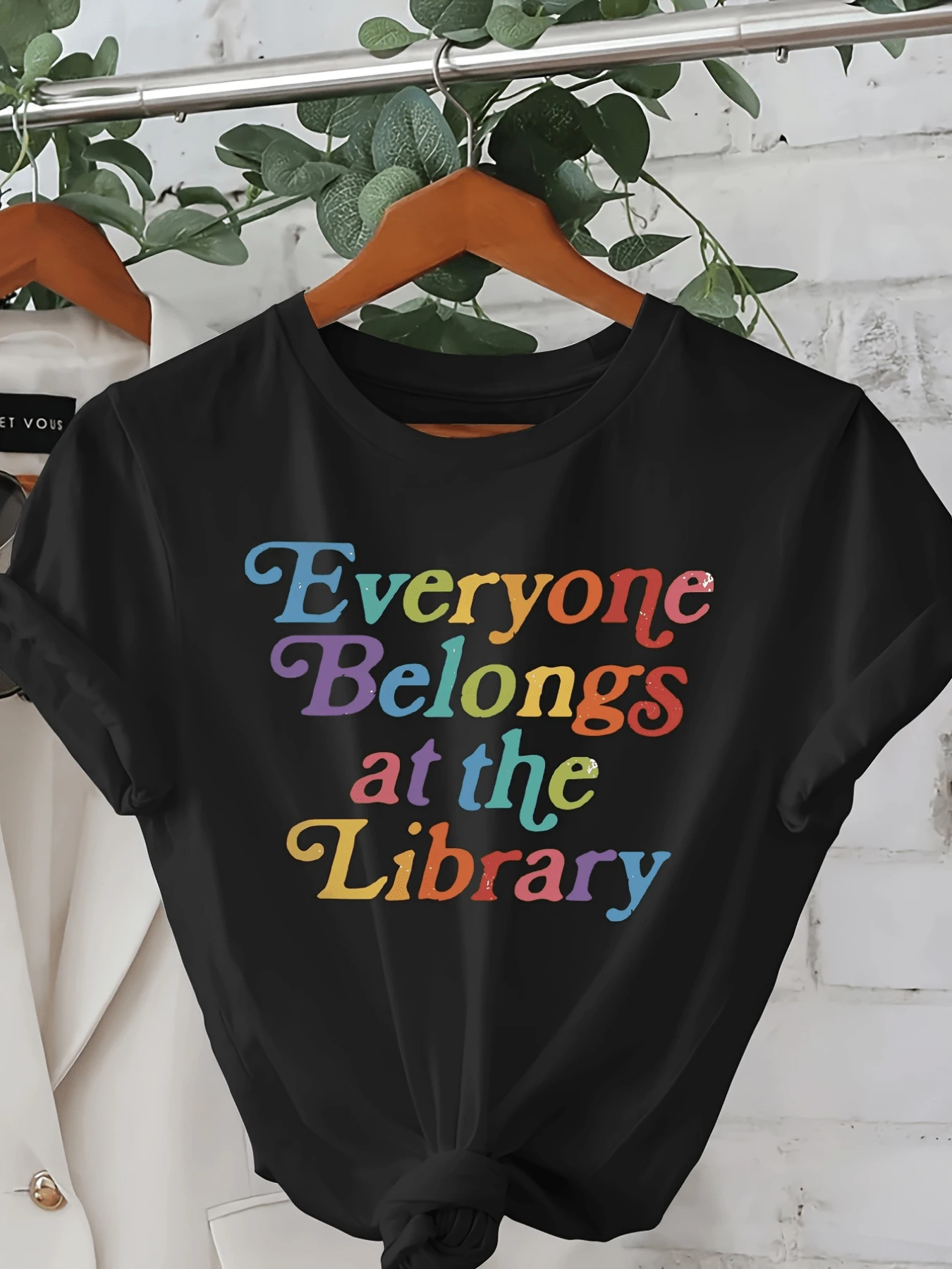 Frase colorida que celebra la inclusión y el amor por los libros mostrando un mensaje positivo que invita a todas las personas a sentirse bienvenidas en la biblioteca camiseta de mujer casual moderna cómoda para uso diario - Negro - Ver 1