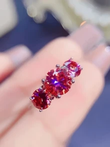 1 chiếc nhẫn Moissanite 2/4 carat, kiểu dáng cổ điển với hợp kim đồng và 3 viên đá quý cắt tròn, thích hợp để đeo hàng ngày và làm quà tặng. - 4 carat - Xem 5