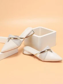 Sandalias planas tipo mule con punta puntiaguda para mujer y tiras metálicas. El material sencillo ofrece una textura suave, mientras que las tiras metálicas añaden detalles exquisitos. El diseño plano garantiza comodidad y ligereza, y la punta estiliza la forma del pie. Ideales para desplazamientos, salidas diarias y otras ocasiones, son versátiles, cómodas y prácticas. - Beis - Ver 1