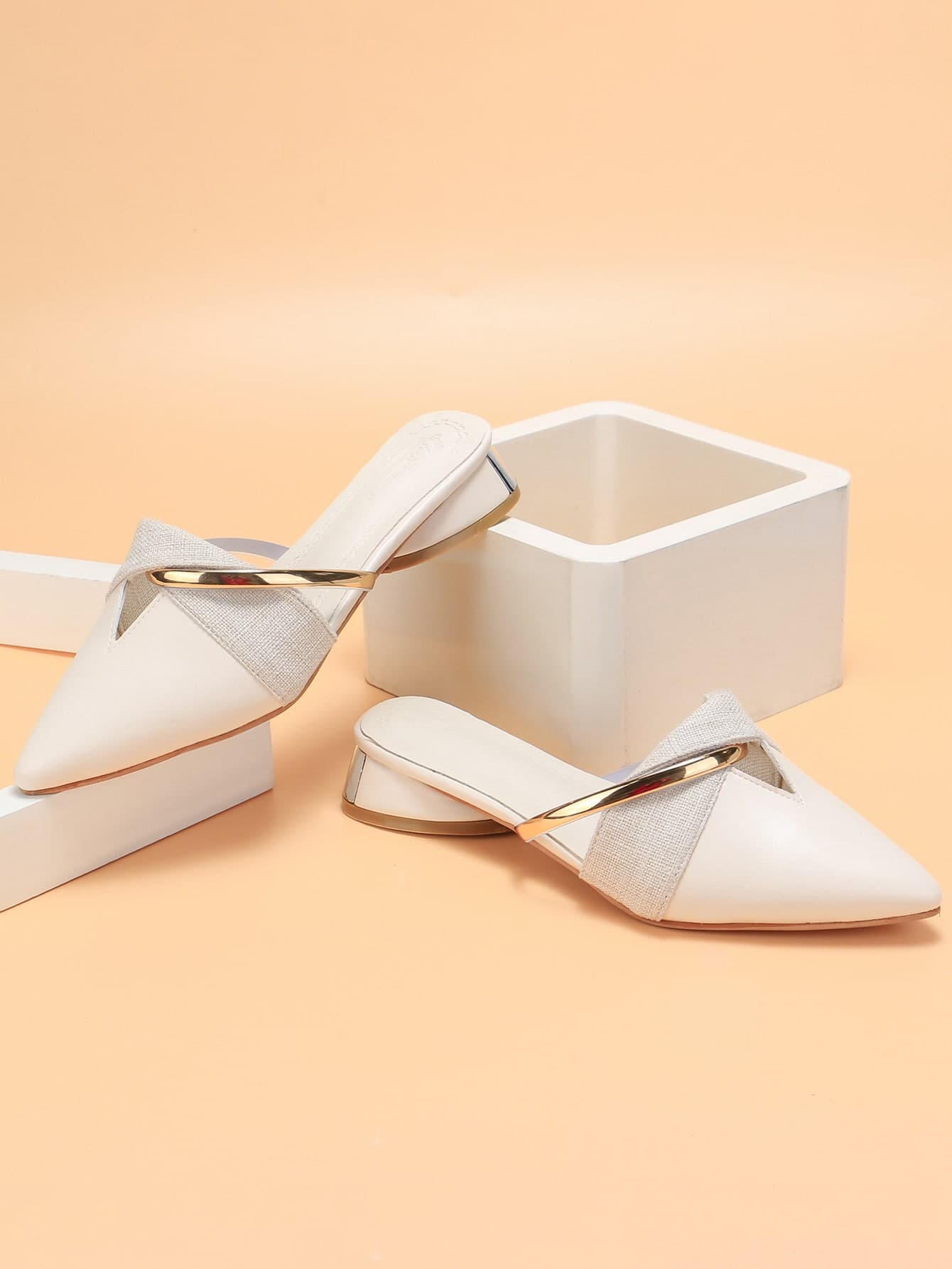Sandalias planas tipo mule con punta puntiaguda para mujer y tiras metálicas. El material sencillo ofrece una textura suave, mientras que las tiras metálicas añaden detalles exquisitos. El diseño plano garantiza comodidad y ligereza, y la punta estiliza la forma del pie. Ideales para desplazamientos, salidas diarias y otras ocasiones, son versátiles, cómodas y prácticas. - Beis - Ver 1