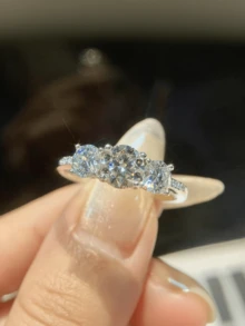 1 chiếc nhẫn Moissanite 2/4 carat, kiểu dáng cổ điển với hợp kim đồng và 3 viên đá quý cắt tròn, thích hợp để đeo hàng ngày và làm quà tặng. - 4 carat - Xem 3