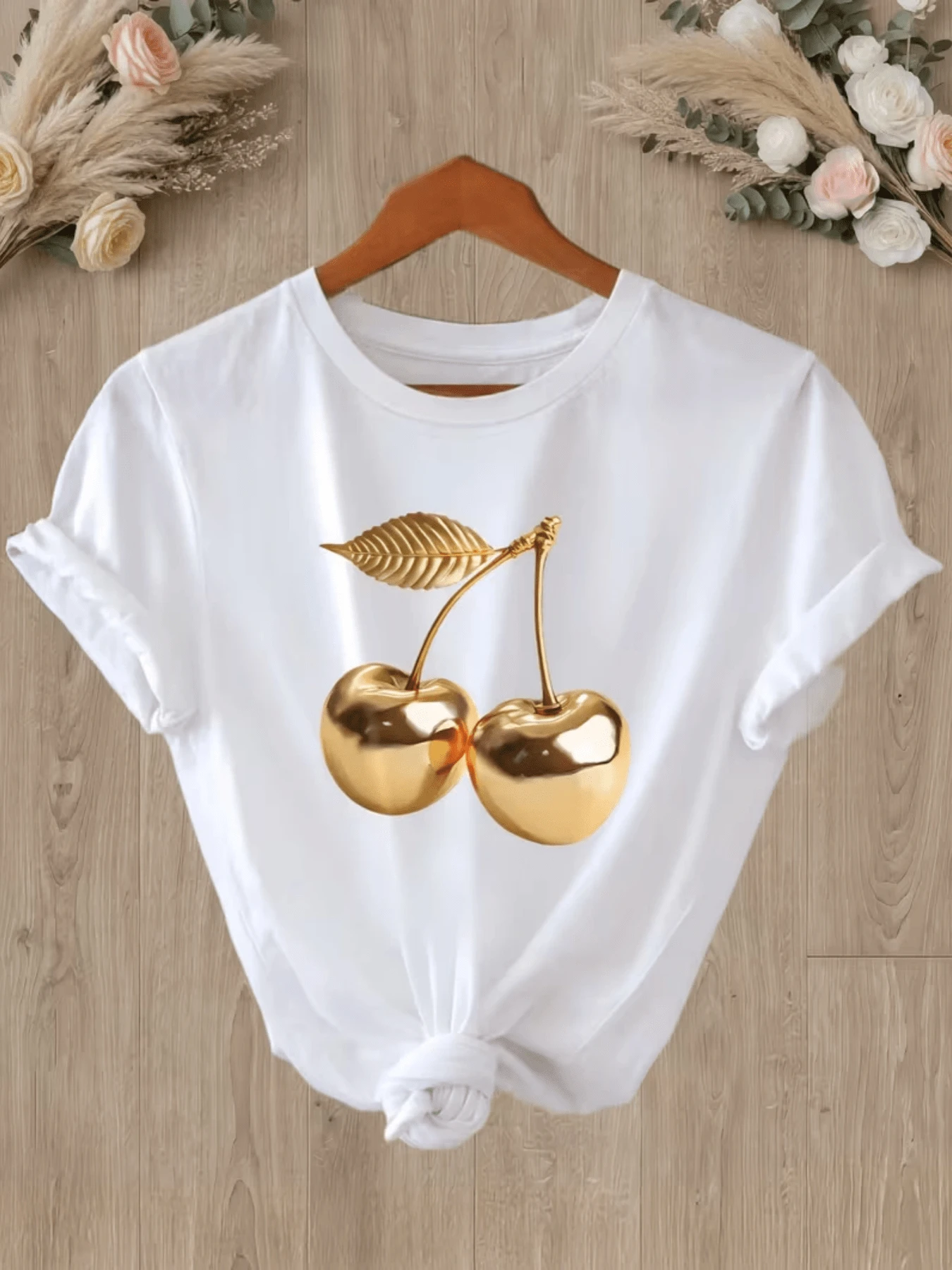 Dos cerezas doradas unidas por un tallo que simbolizan la dulzura y la fortuna reflejando un toque de energía positiva y elegancia moderna camiseta de mujer casual ajustada cómoda para uso diario - Blanco - Ver 1