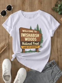 Paisaje de bosque con cartel que da la bienvenida a un lugar imaginario lleno de árboles pinos y espíritu aventurero que inspira libertad y conexión con la naturaleza camiseta de mujer casual cómoda y moderna - Blanco - Ver 1