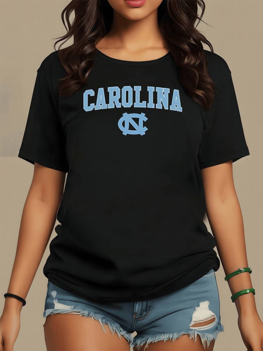 Letras grandes en azul celeste con palabra CAROLINA simbolizan energía juvenil y actitud positiva hacia la vida ideal para expresar confianza y frescura camiseta de mujer casual moderna - Negro - Ver 1