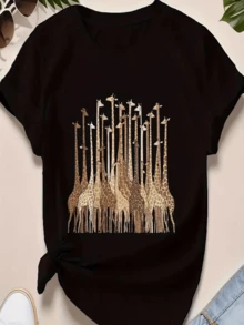 Grupo de jirafas erguidas simbolizando unión elegancia y libertad en tonos cálidos que evocan serenidad y naturaleza camiseta de mujer casual cómoda ideal para uso diario - Negro - Ver 1