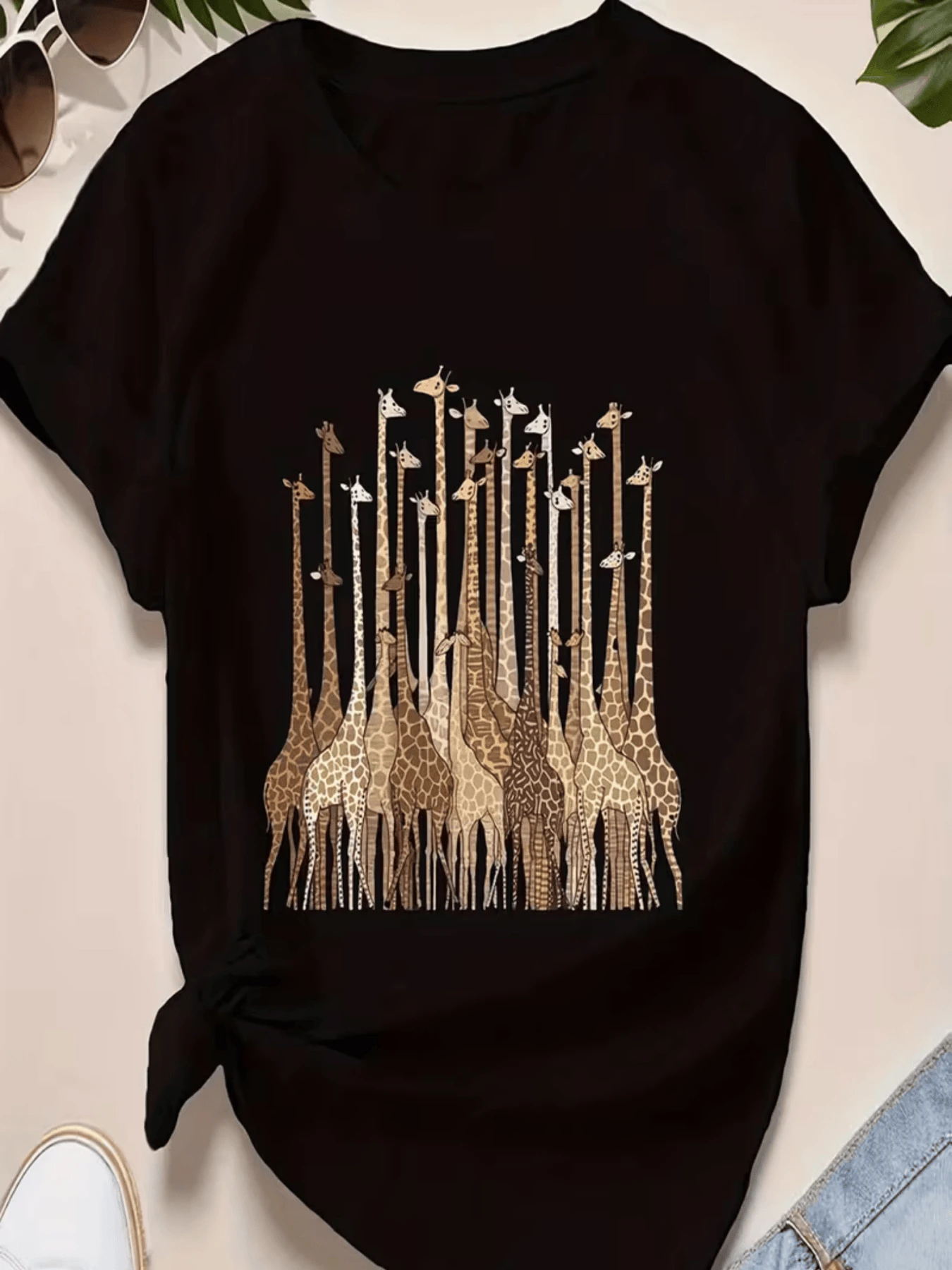Grupo de jirafas erguidas simbolizando unión elegancia y libertad en tonos cálidos que evocan serenidad y naturaleza camiseta de mujer casual cómoda ideal para uso diario - Negro - Ver 1