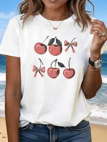 Cerezas rojas brillantes con hojas verdes y lazos rosados que evocan frescura dulzura y alegría veraniega combinando encanto juvenil y energía natural camiseta de mujer casual cómoda para diario - Blanco - Ver 6