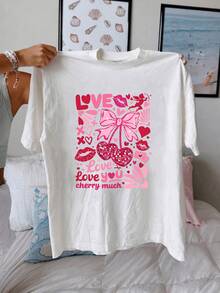 Cerezas rojas brillantes con lazo rosa corazones y palabras románticas que simbolizan dulzura amor y ternura para expresar sentimientos positivos camiseta de mujer casual cómoda y moderna - Blanco - Ver 1