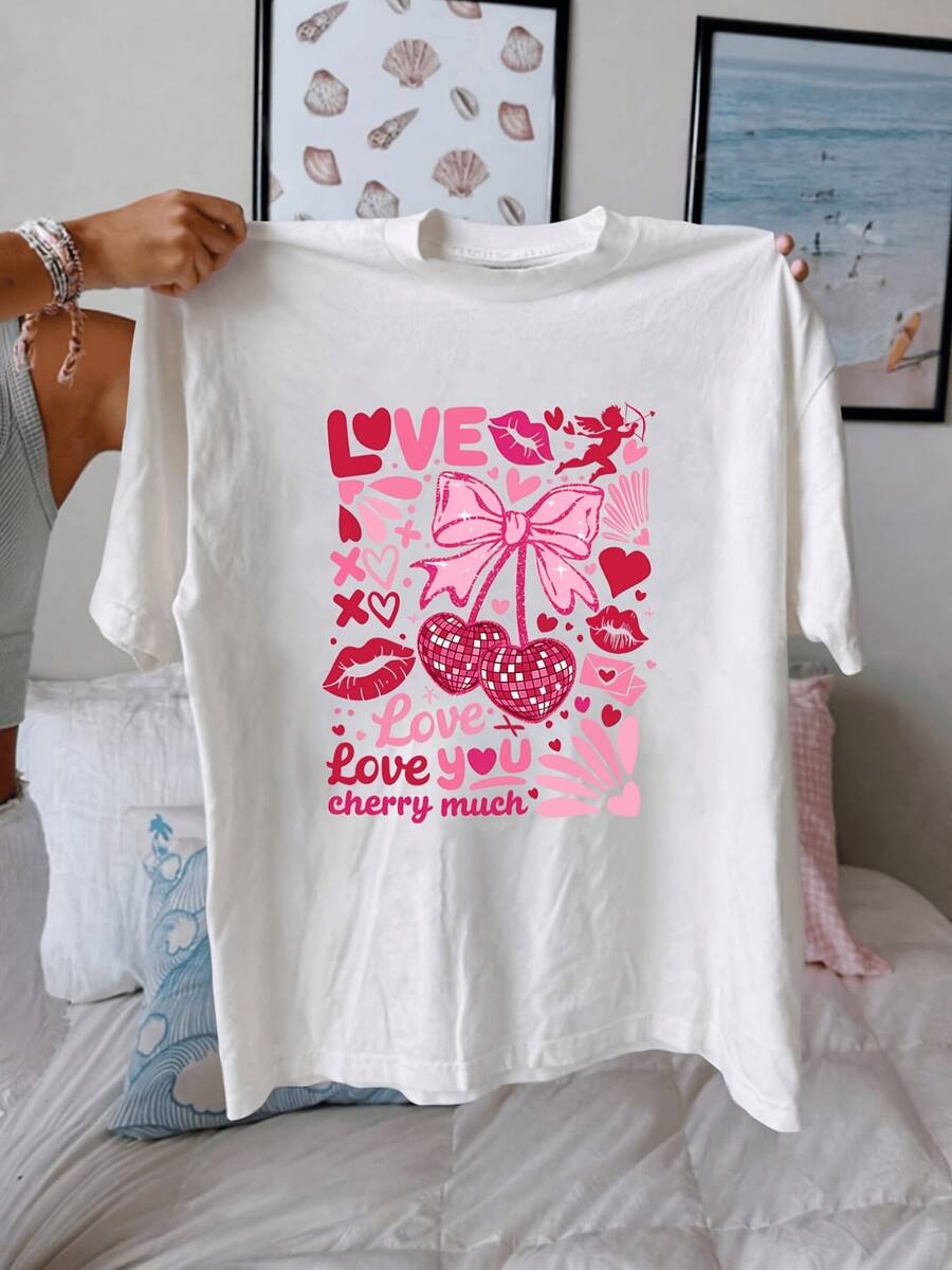 Cerezas rojas brillantes con lazo rosa corazones y palabras románticas que simbolizan dulzura amor y ternura para expresar sentimientos positivos camiseta de mujer casual cómoda y moderna - Blanco - Ver 1