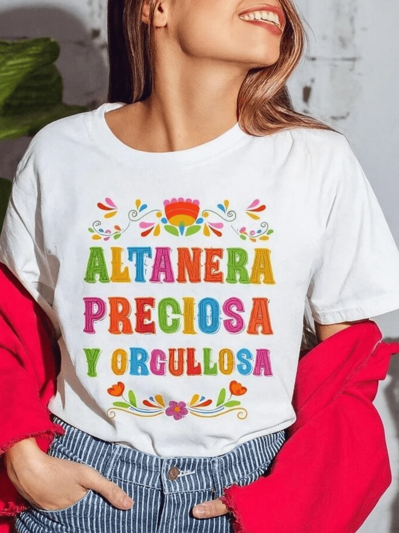 Frases coloridas que expresan orgullo energía y alegría femenina con detalles florales vivos y letras grandes multicolor que celebran la fuerza interior y la belleza única camiseta de mujer casual moderna cómoda para uso diario - Blanco - Ver 1