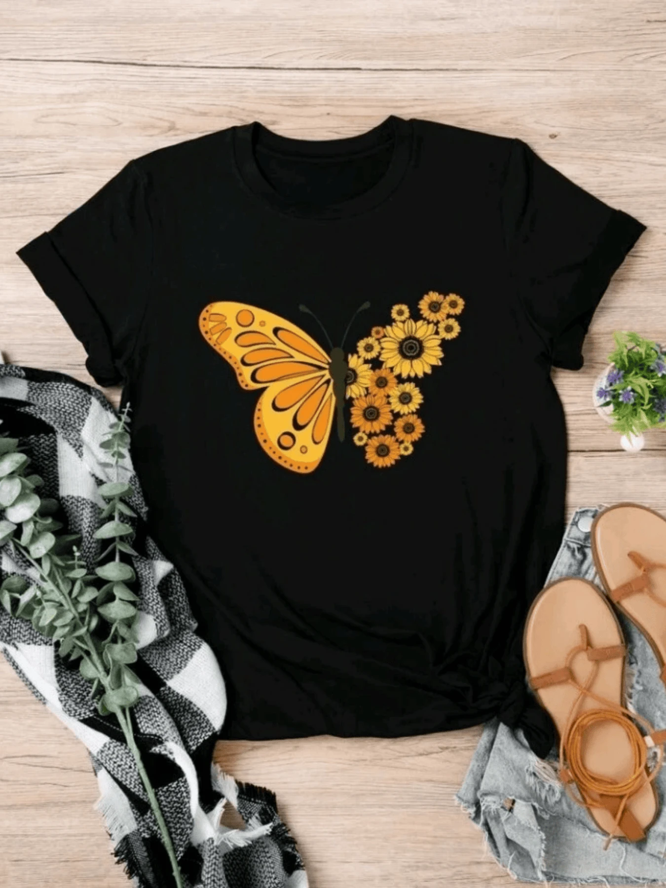 Mariposa dorada con alas formadas por girasoles que simbolizan libertad esperanza y transformación inspirando alegría en cada movimiento camiseta de mujer casual moderna y cómoda para uso diario - Negro - Ver 1