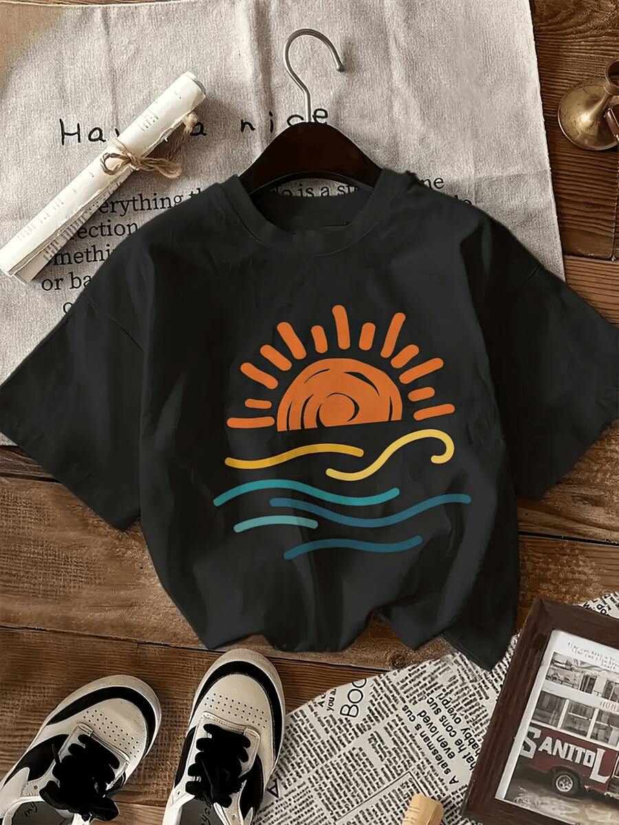 Radiant Sun Rising Over Calm Waves Evokes Hope, Positive Energy, And The Beauty Of A New Dawn By The Sea. Comfortable Casual Women's T-Shirt For Summer - 黑色 - 查看 1