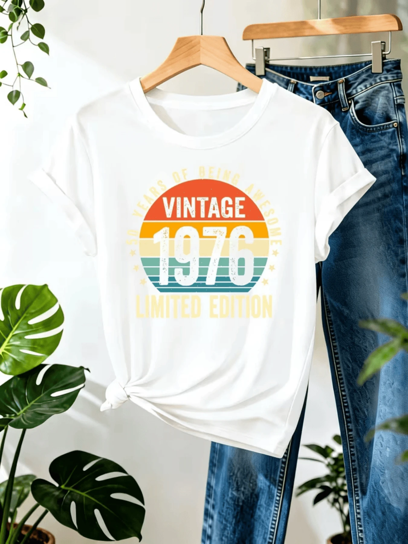 Sol radiante con tonos cálidos y el número 1976 que simboliza energía positiva y espíritu libre acompañado por texto que celebra la autenticidad y la alegría de vivir camiseta de mujer casual moderna cómoda edición limitada vintage - Blanco - Ver 1