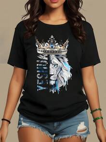 León majestuoso con mirada intensa y corona adornada que simboliza poder sabiduría y confianza en uno mismo camiseta de mujer casual cómoda perfecta para destacar en cualquier ocasión - Negro - Ver 1