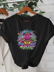 Urban Pig Wearing A Blue Money Cap, Holding A Hot Dog And Banknotes, Represents Energy, Hard Work, And Youthful Joy. Casual, Comfortable, And Modern Women's T-Shirt. - 黑色 - 查看 8