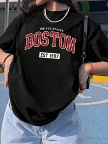 Tipografía universitaria con letras rojas y fondo oscuro que representa la energía juvenil y el espíritu académico de Estados Unidos Boston 1997 camiseta de mujer casual moderna cómoda para uso diario - Negro - Ver 8