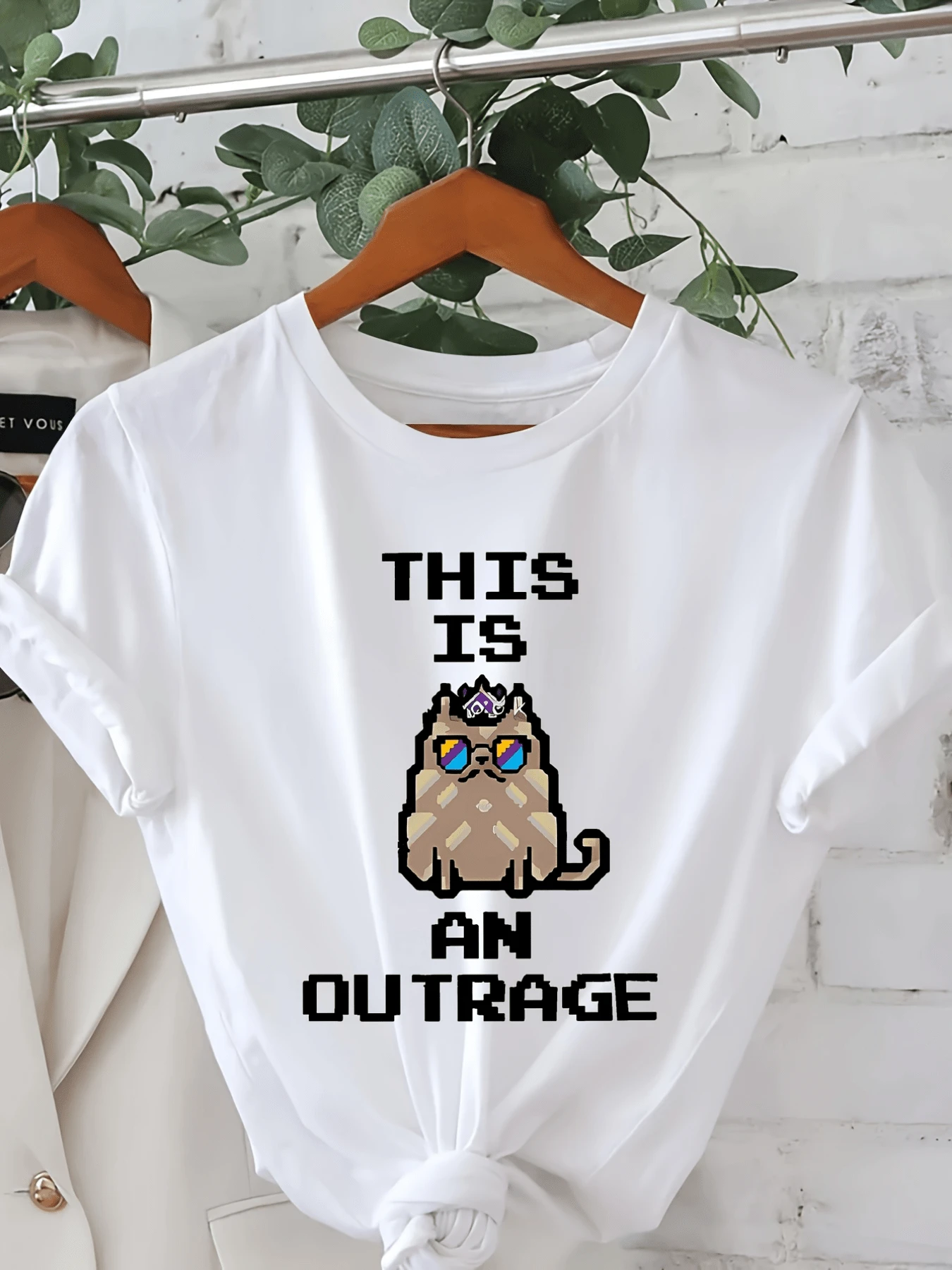 Gato pixelado con corona y gafas que expresa humor y rebeldía bajo texto en estilo retro simbolizando actitud divertida e inconformista camiseta de mujer casual moderna para uso diario cómoda y original - Blanco - Ver 1