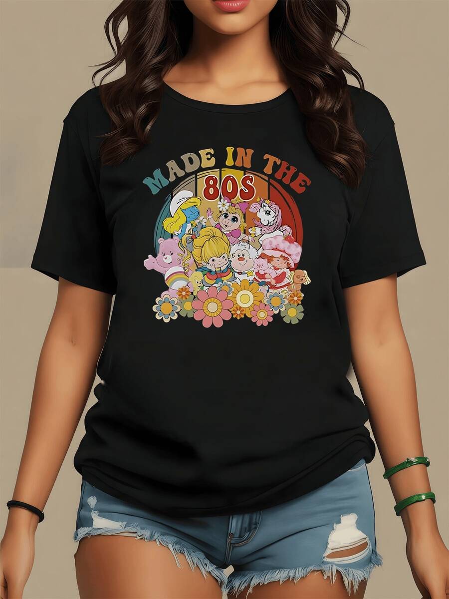 Figura colorida con personajes clásicos y flores alegres que evocan la nostalgia y la diversión de los años 80 perfecta para expresar un espíritu juvenil y positivo camiseta de mujer casual cómoda ideal para uso diario - Negro - Ver 1