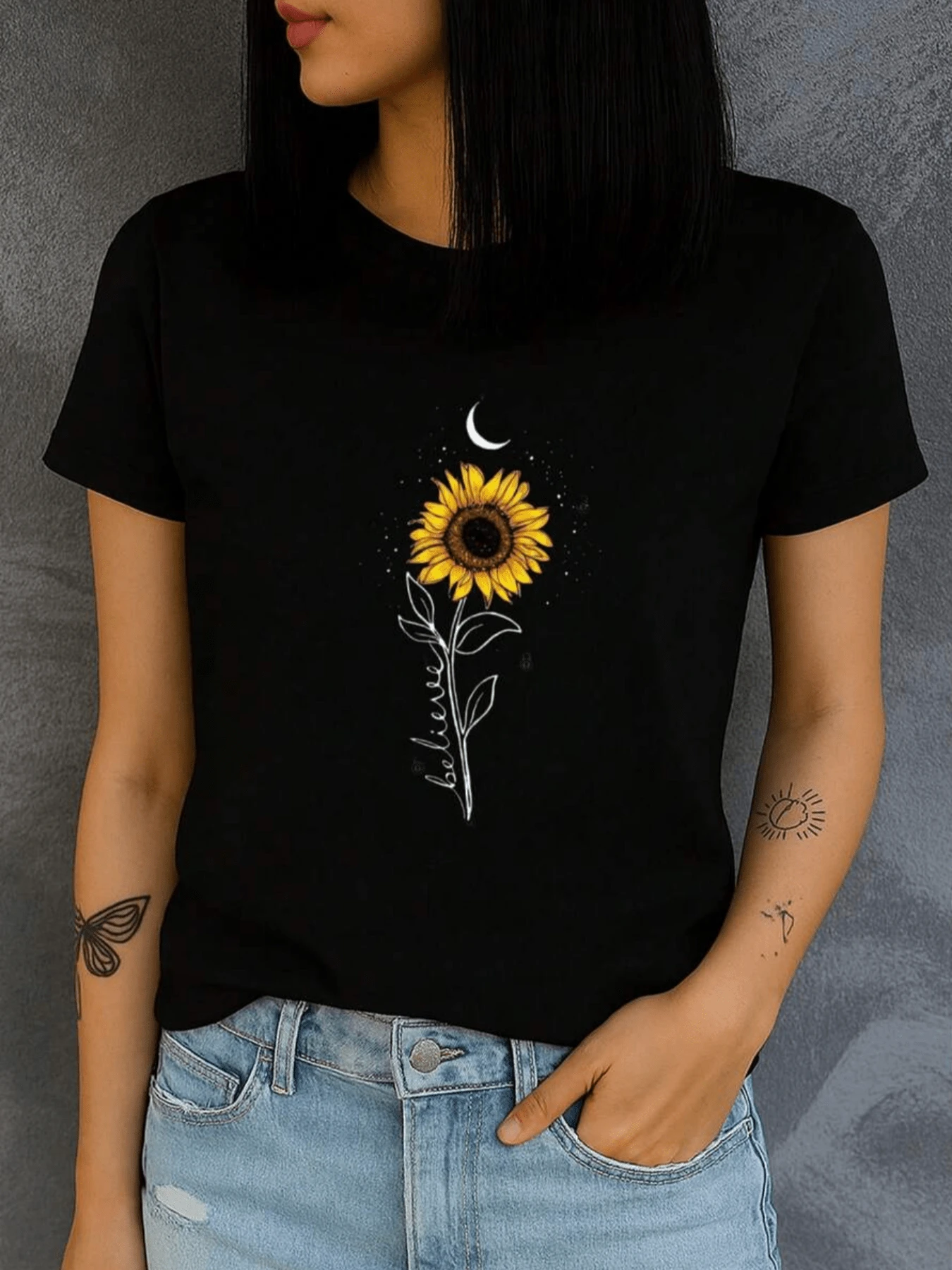 A Luminous Sunflower Under A Crescent Moon Symbolizes Hope, Positive Energy, And Personal Growth, Recalling Inner Strength And The Beauty That Emerges From The Darkness. A Comfortable And Modern Casual Women's T-Shirt. - 黑色 - 查看 1