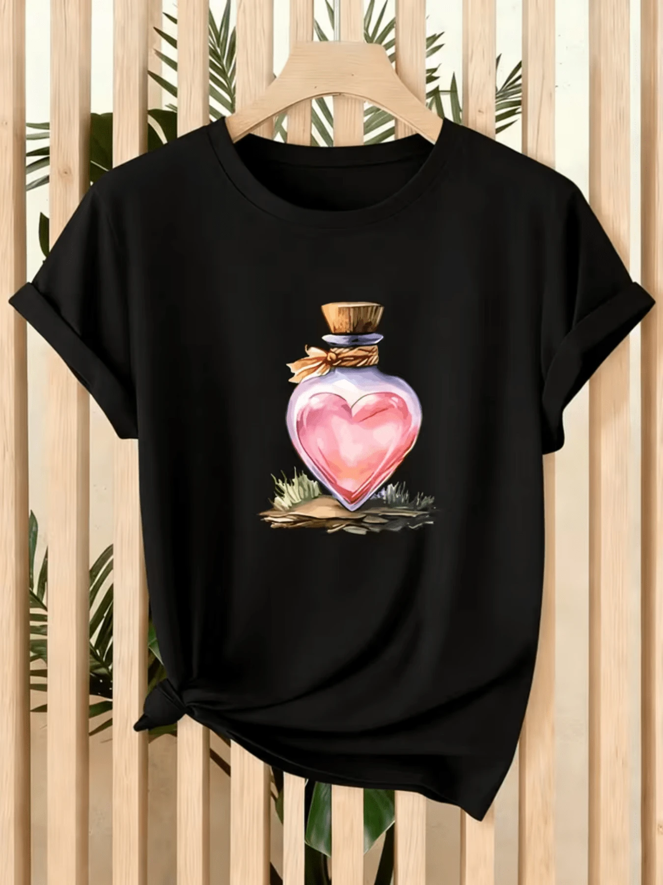Bottle With A Pink Heart Symbolizing Pure Love, Hope, And Positive Energy In A Magical Jar Surrounded By Light And Nature. A Modern, Casual Women's T-Shirt, Ideal For Everyday Wear, Comfortable And Attractive. - 黑色 - 查看 1