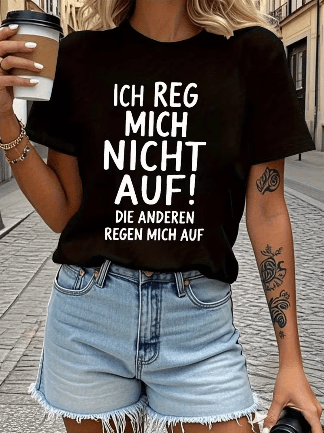 A German Phrase That Conveys Humor And A Relaxed Attitude, Ideal For Expressing A Calm But Sarcastic Personality. A Comfortable, Casual Women's T-Shirt With A Fun Print, Perfect For Everyday Wear. - 黑色 - 查看 1