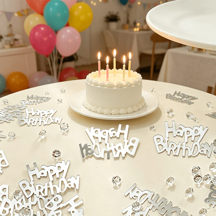 15g Confettis d'argent "Joyeux anniversaire", mélangés avec des strass transparents, décoration de gâteau et de fête, avec des lettres argentées brillantes "Joyeux anniversaire" et des strass étincelants, convient à diverses scènes de fête d'anniversaire. Fabriqué en matériau argent brillant, uniformément brillant et indélébile, bords soigneusement découpés, rigide et durable, peut être directement éparpillé sur les tables.