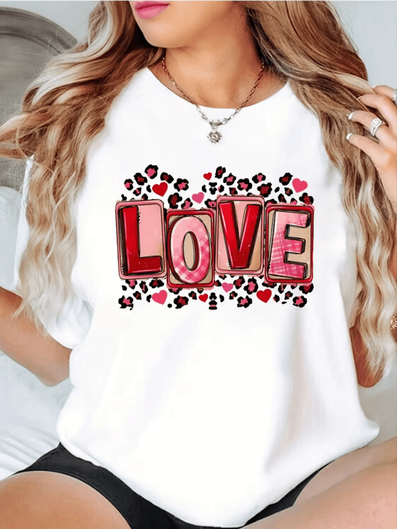 Amor expresado con letras rojas rodeadas de pequeños corazones y trazos de estampado animal que simbolizan la pasión la ternura y la energía positiva camiseta de mujer moderna casual para uso diario - Blanco - Ver 1