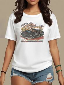 Auto de carreras clásico que simboliza velocidad pasión y la energía vibrante de los circuitos urbanos con detalles nostálgicos que evocan libertad y fortaleza camiseta de mujer casual moderna ideal para verano - Blanco - Ver 1