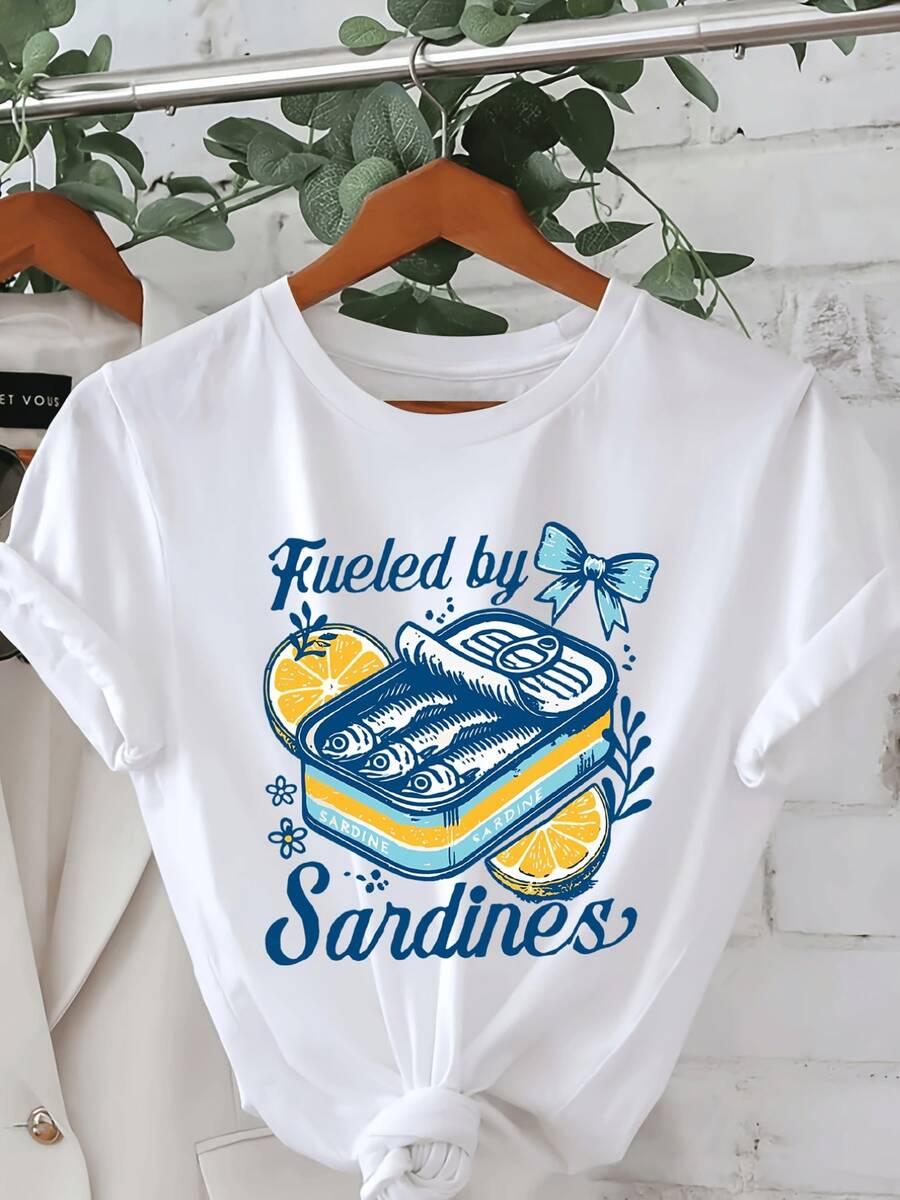 An Open Can Of Sardines With Lemon Slices And A Blue Ribbon Symbolizing Energy, Joy, And Freshness-Perfect For Free Spirits. A Casual And Comfortable Women's T-Shirt. - 白色 - 查看 1