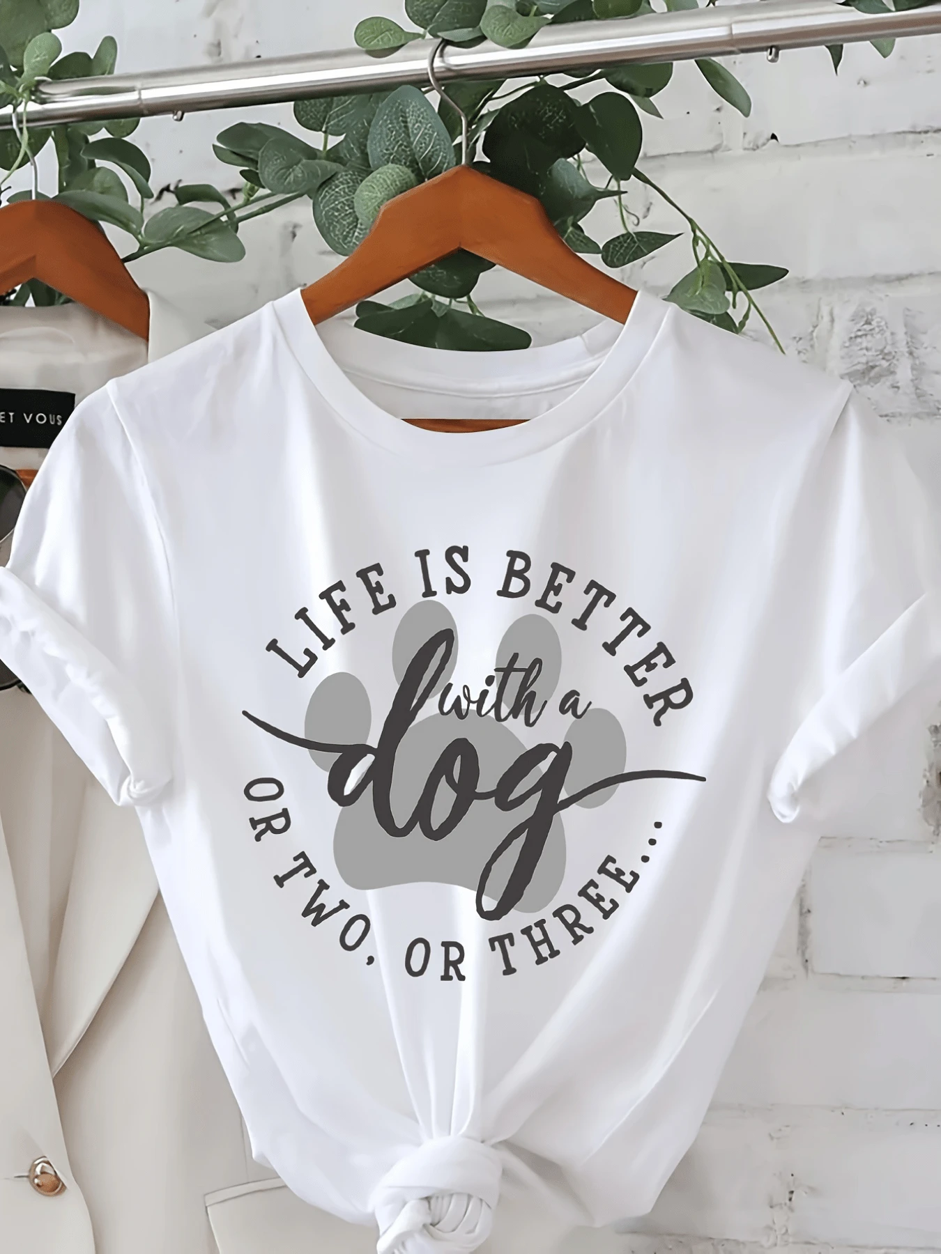 An Inspirational Phrase Celebrating The Love For Dogs, Featuring A Large Paw Print Symbolizing Tenderness, Loyalty, Joy, And Companionship. Perfect For Those Who Enjoy Life With Pets. A Comfortable And Stylish Casual Women's T-Shirt. - 白色 - 查看 1