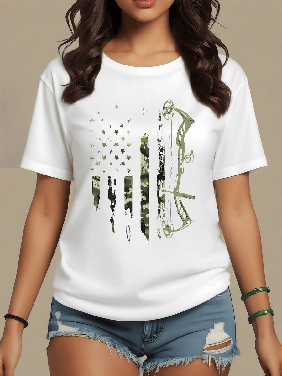 American Flag Made Up Of Green Camouflage Stripes Reflecting Strength, Nature And Adventurous Spirit, Alongside A Hunting Bow Symbolizing Precision, Freedom And Connection With The Fresh Air. Women's Casual, Modern, Comfortable T-Shirt - 白色 - 查看 1
